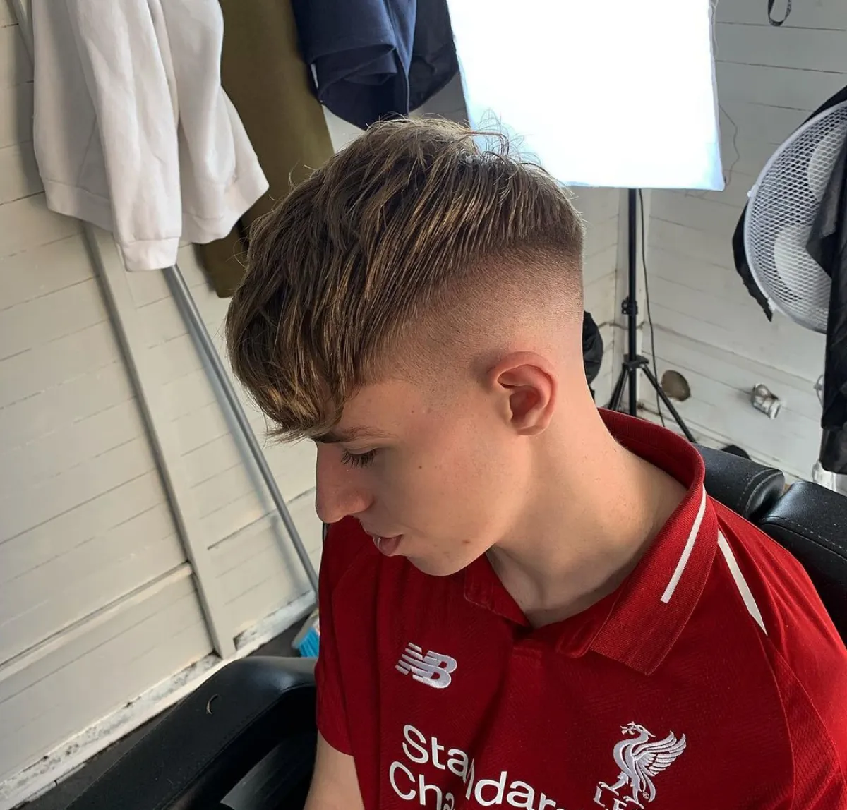 fade cut mit langem pony jungen frisuren 2025