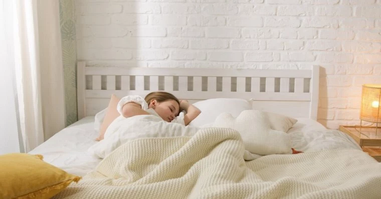 frau schlaeft auf der linken seite im bett