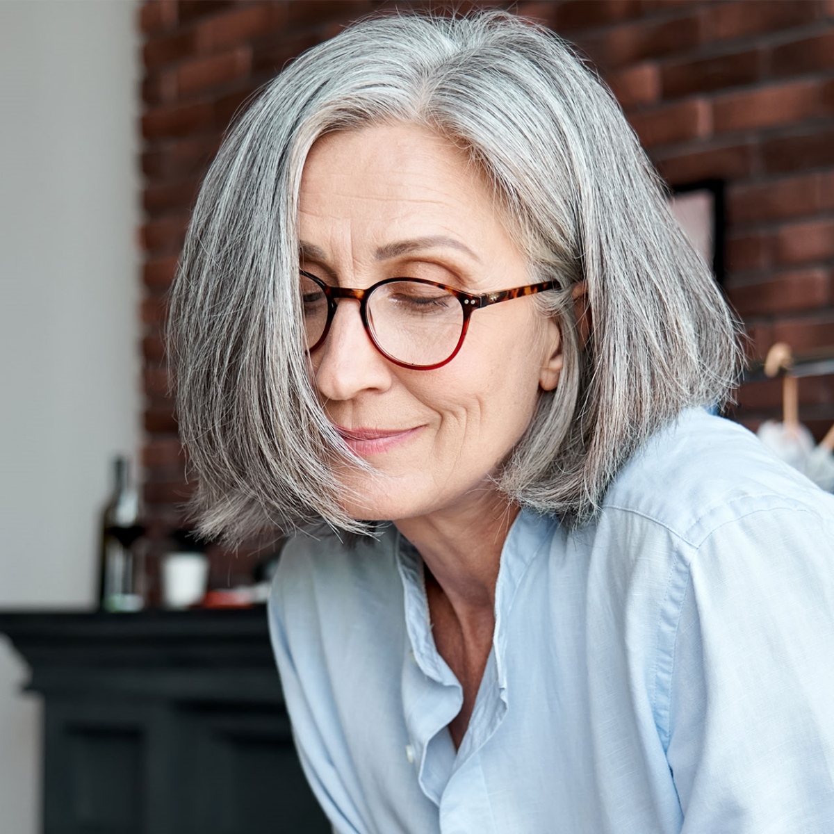 frau ueber 50 mit grauen haaren und brille