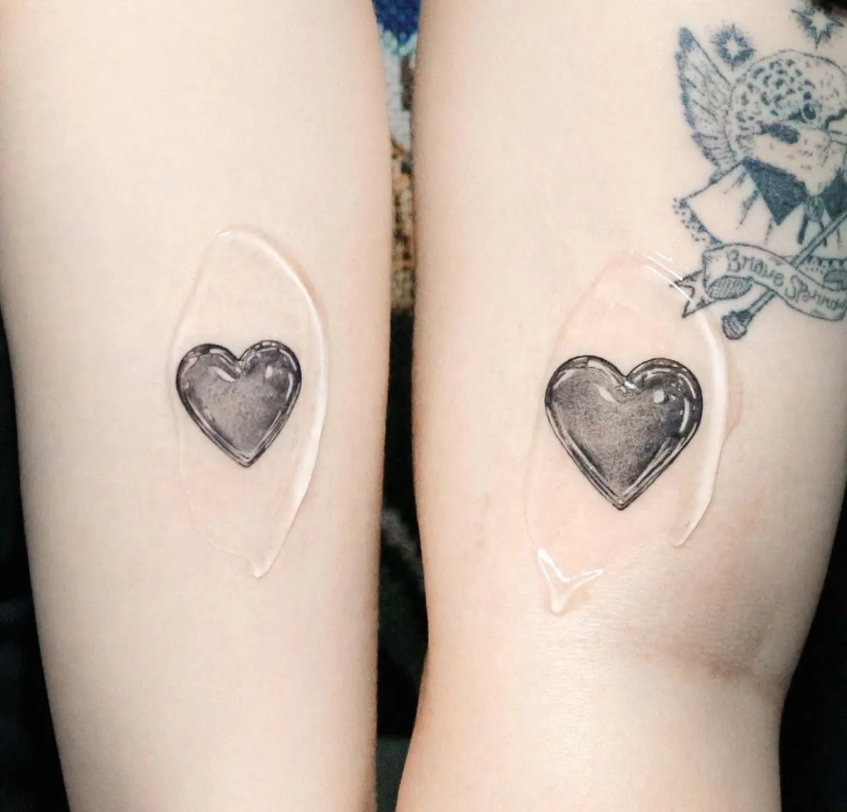 geschwister tattoos herzen am oberarm minimalistisch