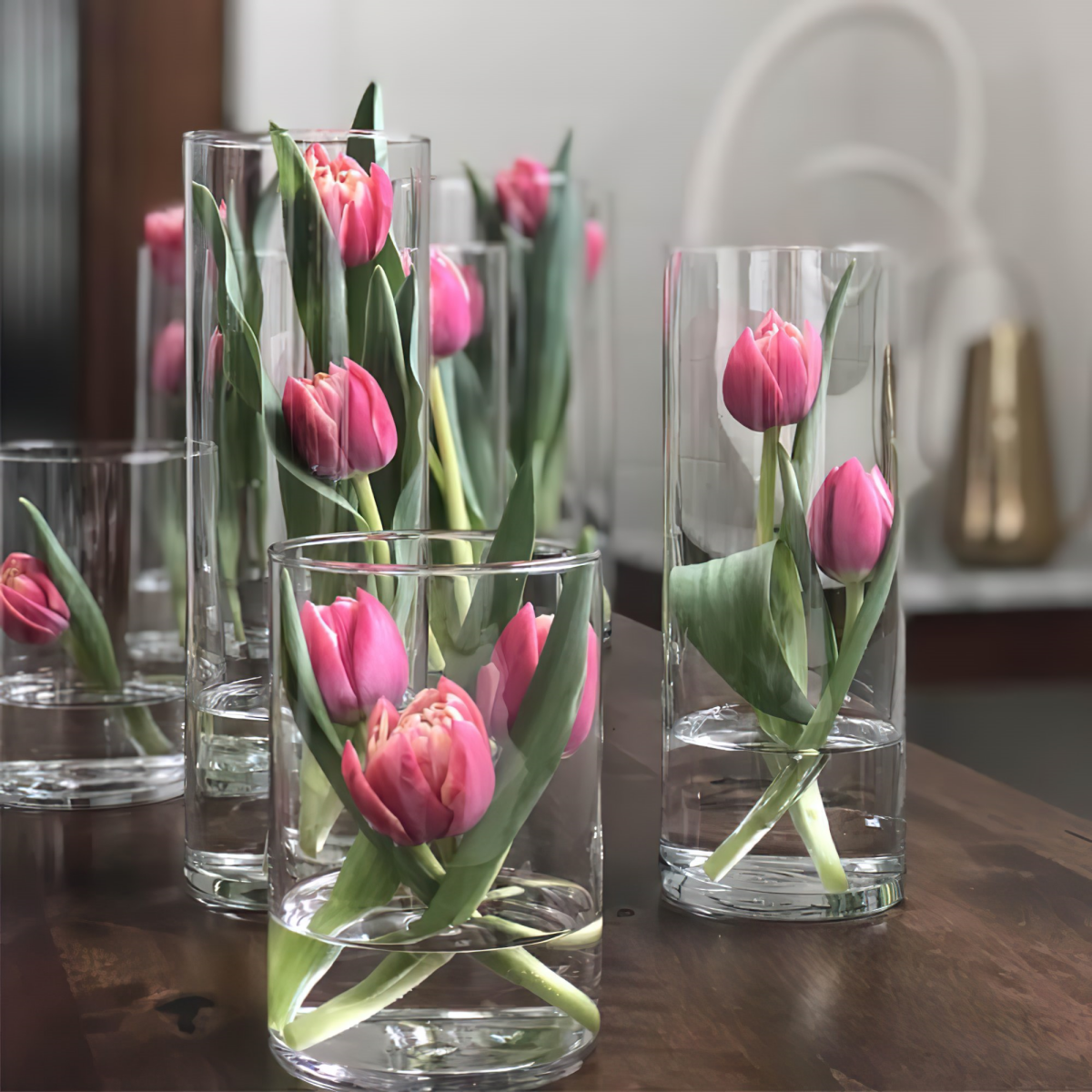 Glass vase with tulips for the table