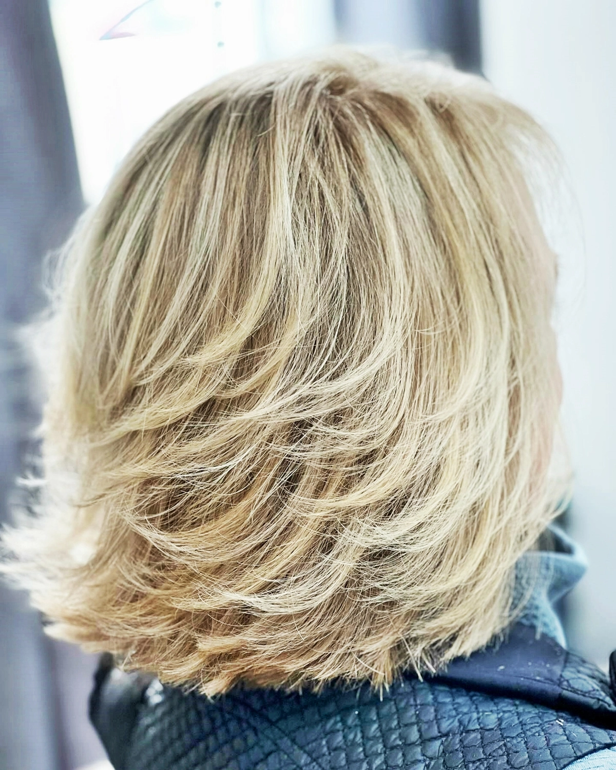 haarschnitt mittellang feder bob blonde haare fransige frisur ab 50 salonbaraka