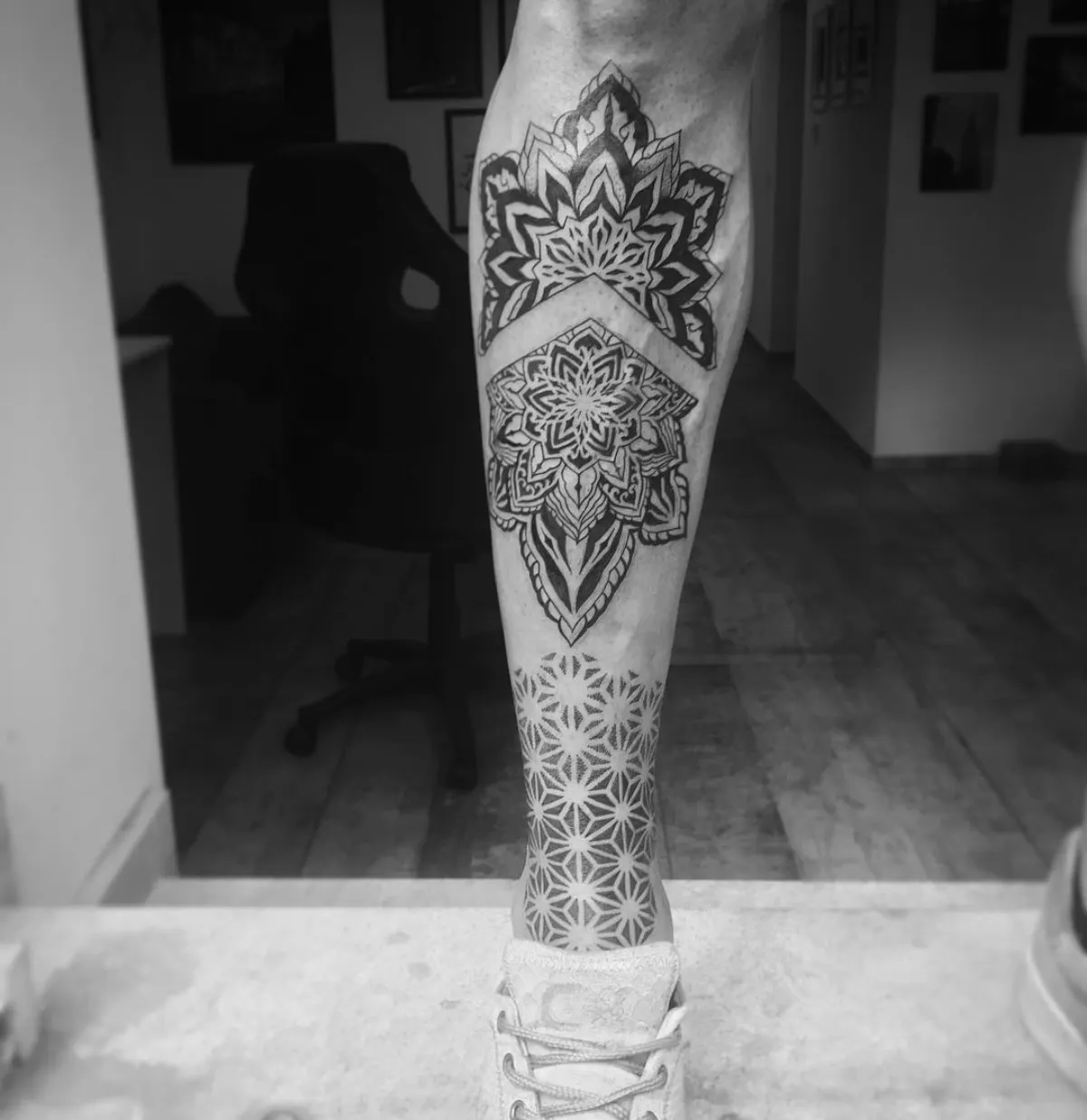 mandala tattoo motive am bein männer tattoos