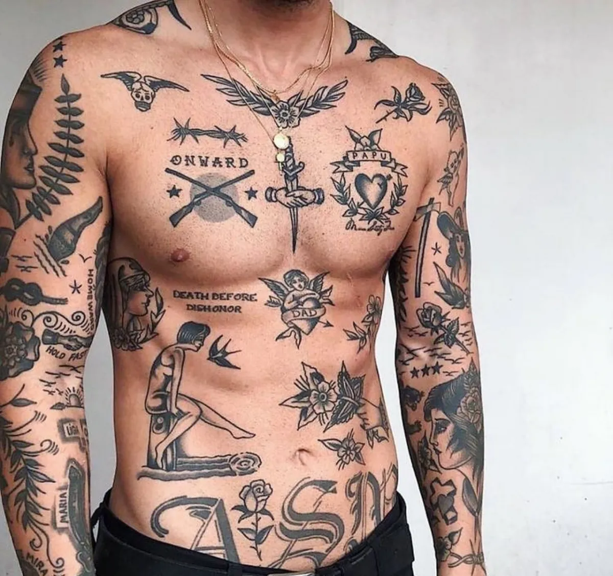 mann tattoos brust bauch und arme ägyptische motive