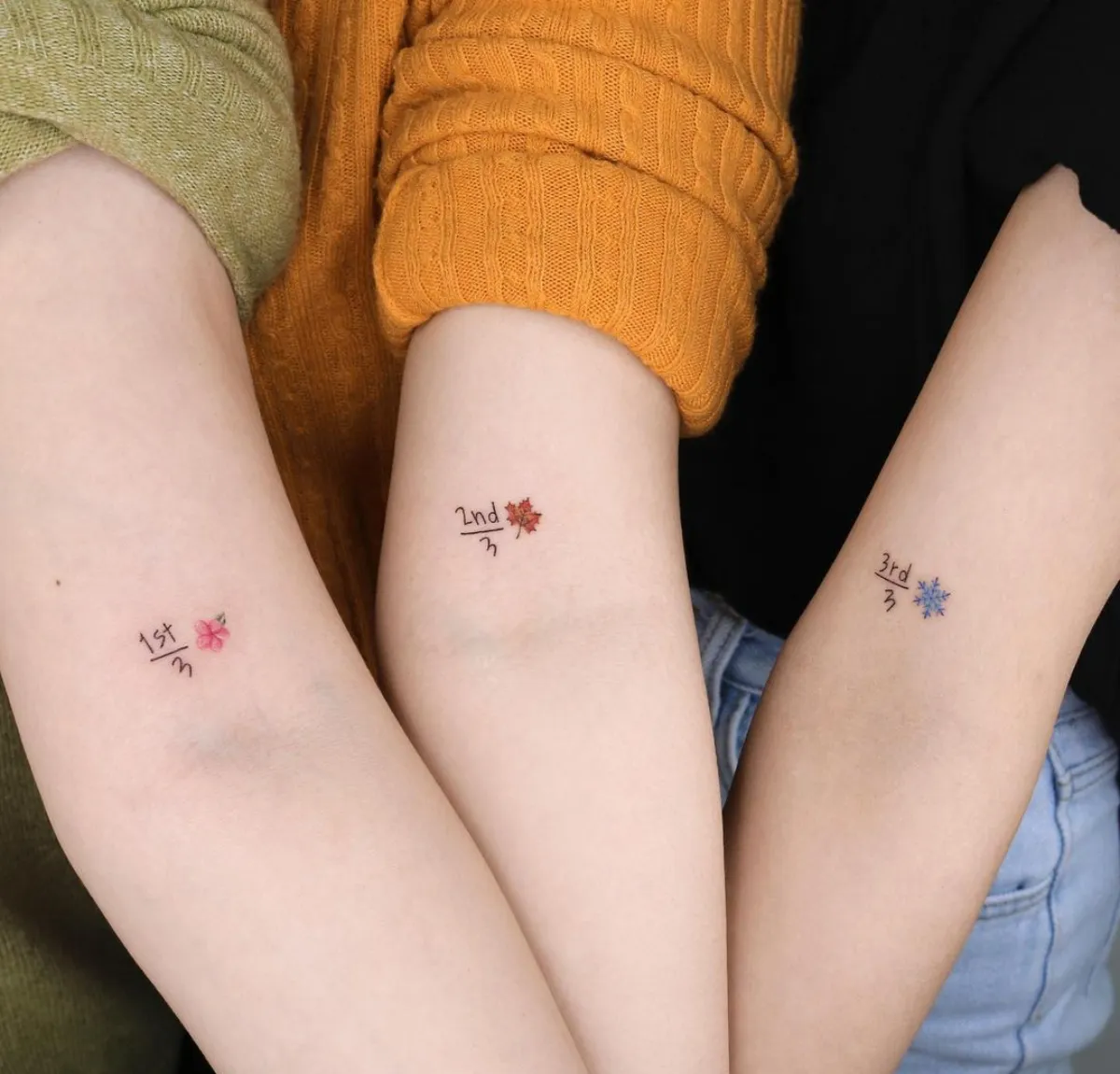 minimalistische tattoo motive für schwestern jahreszweiten