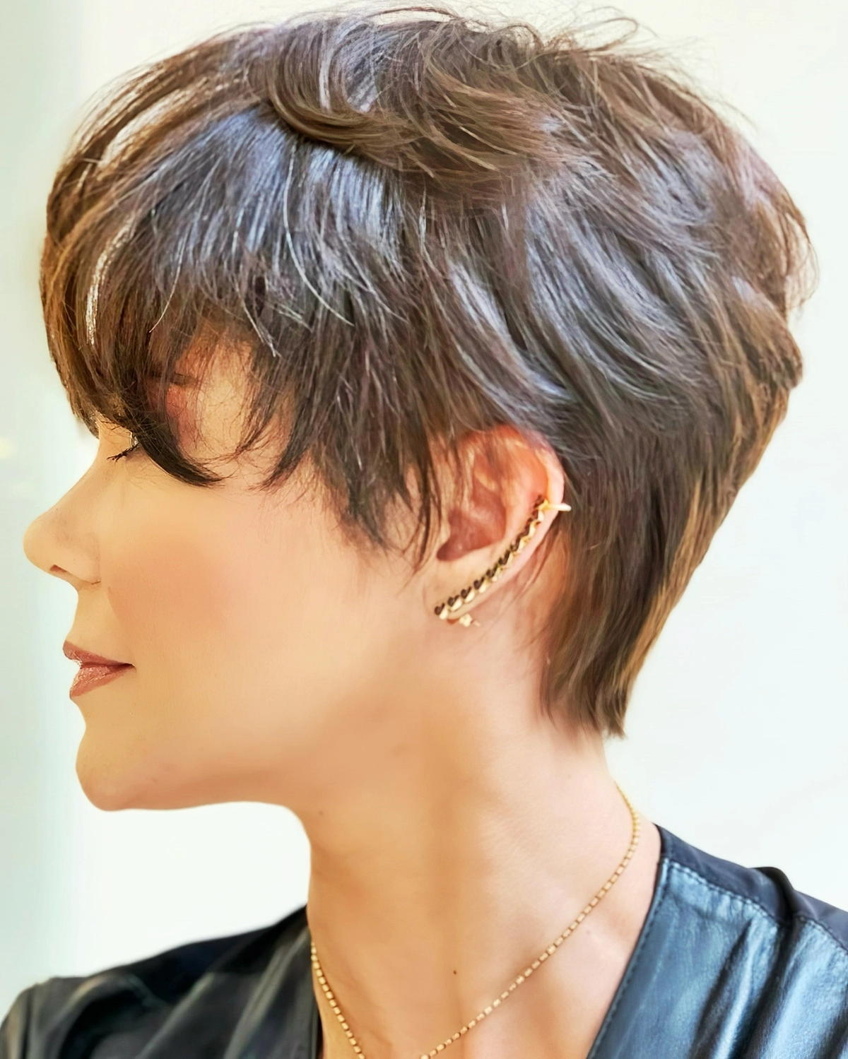 pixie cut fuer aeltere frauen kurzer schnitt braune haare