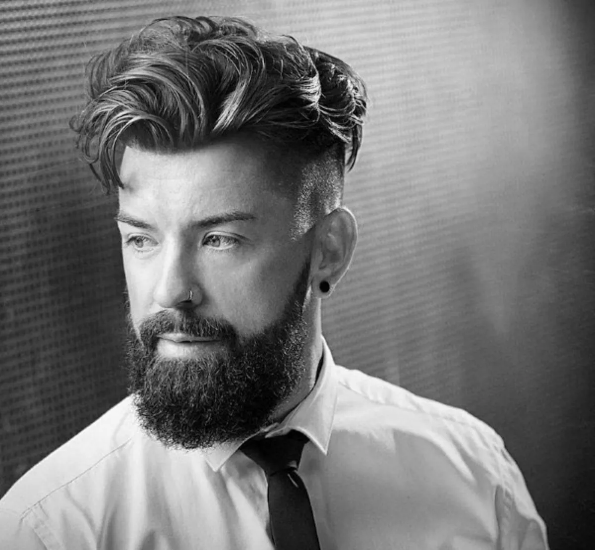 pompadour fade haarschnitt mit bart männer frisuren