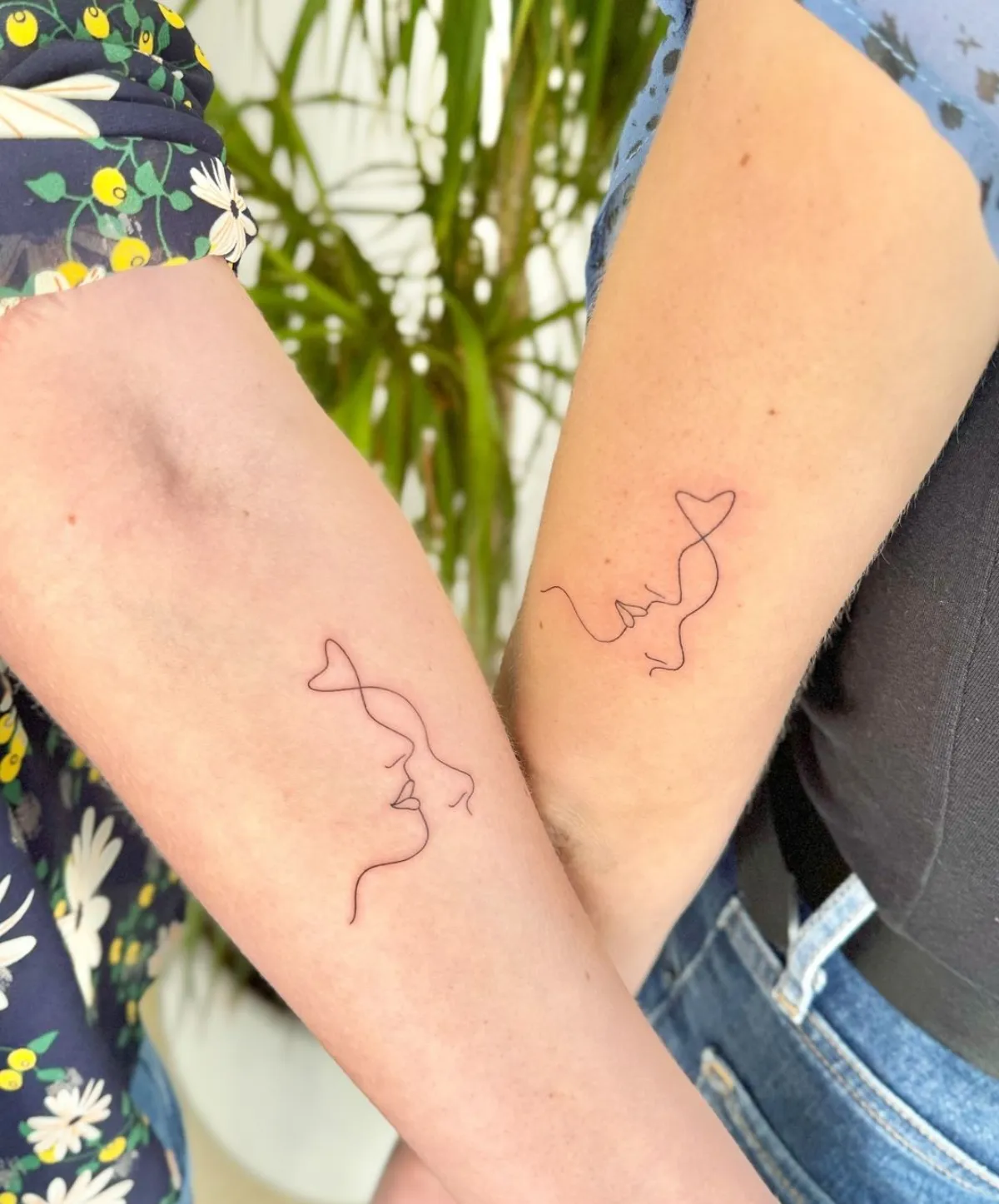 silhouette deisgn gesichter sis tattoos ideen oberarm