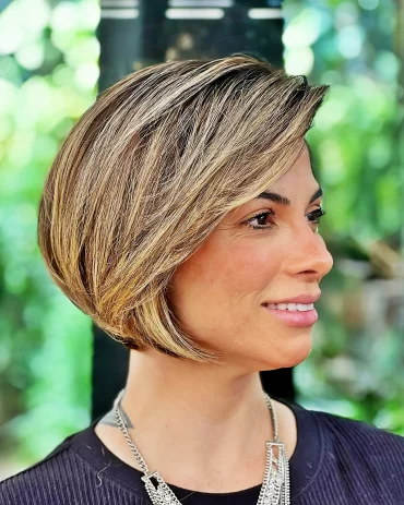 stufig fransig frisuren fuer frauen ab 50 die juenger machen raunderd bob mit seitlichem pony balayage braun kurze haare alisonallvess