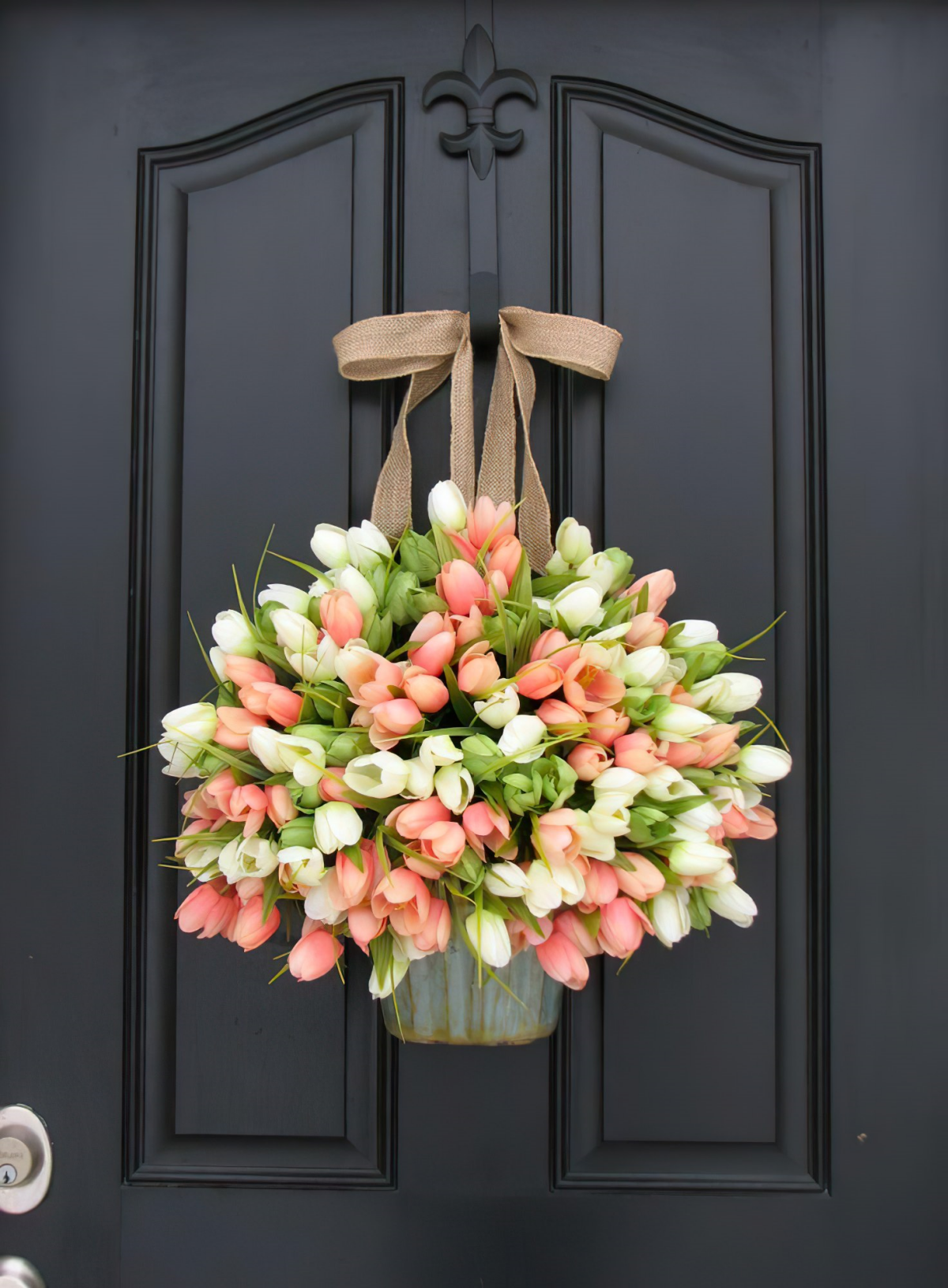 Hang tulips on the door and decorate.