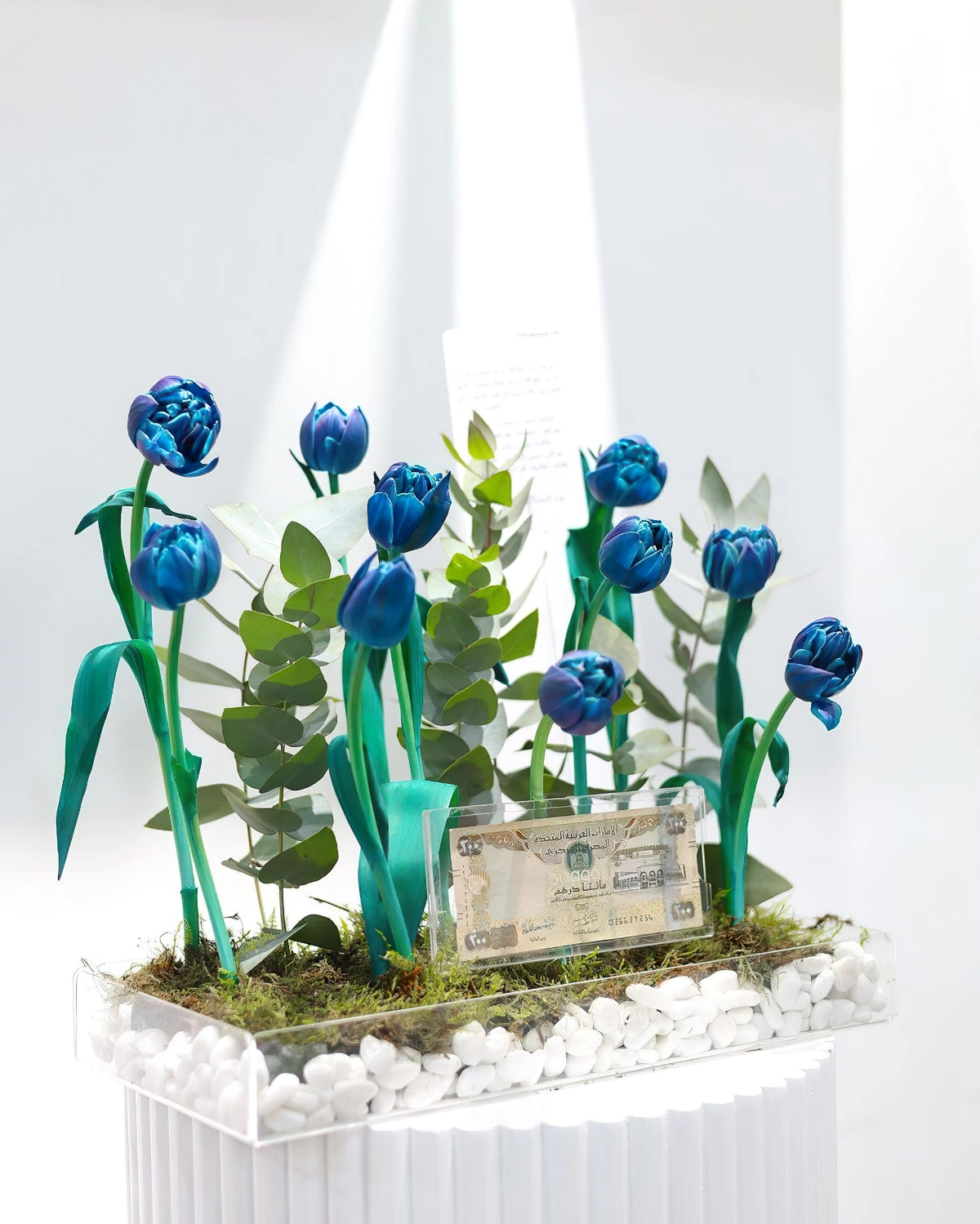 tulpen in glasvase dekorieren blaue fruhlingsdeko baaqat ae