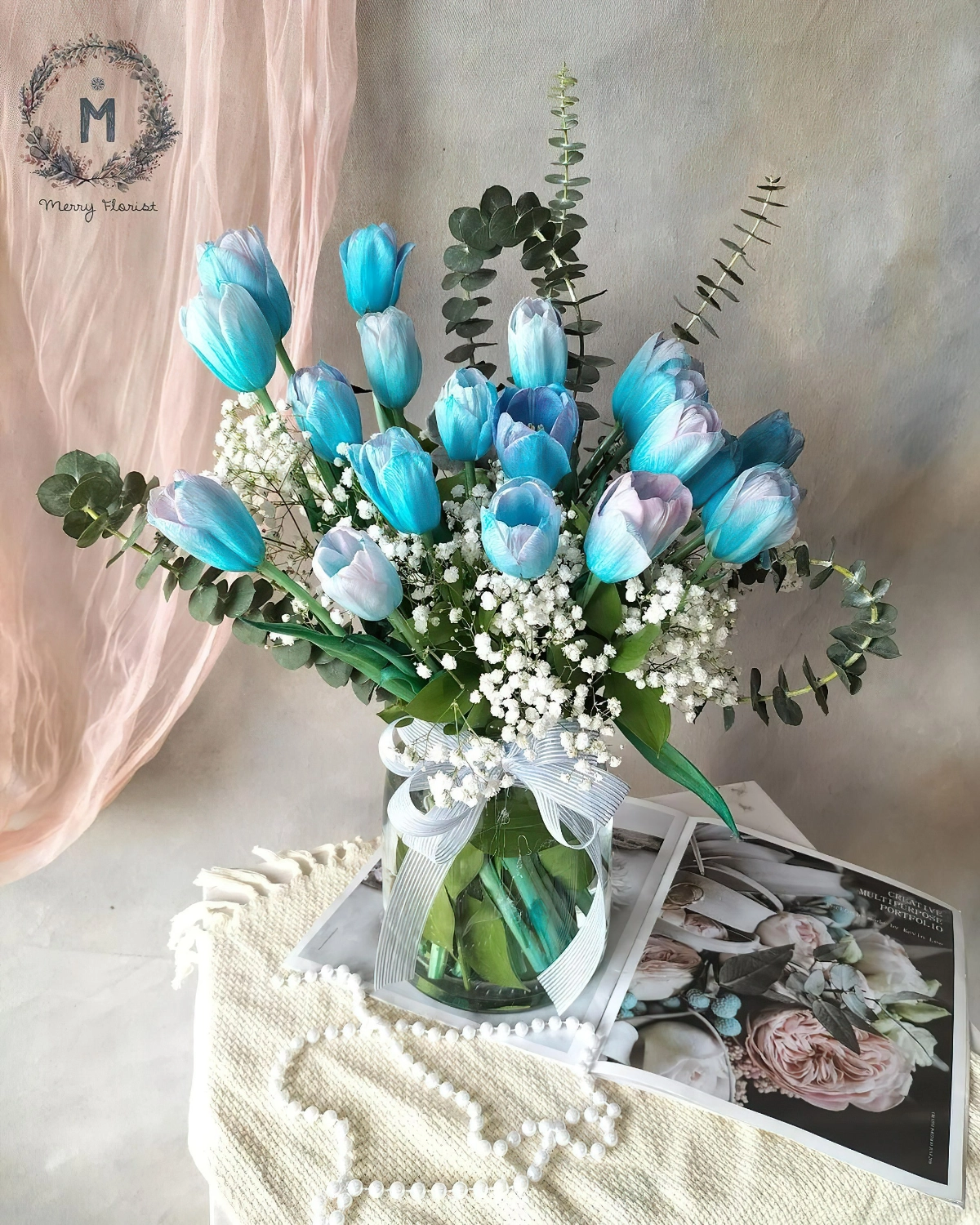 tulpen in vase dekorieren fruhlingsdekoration in blau merryflorist