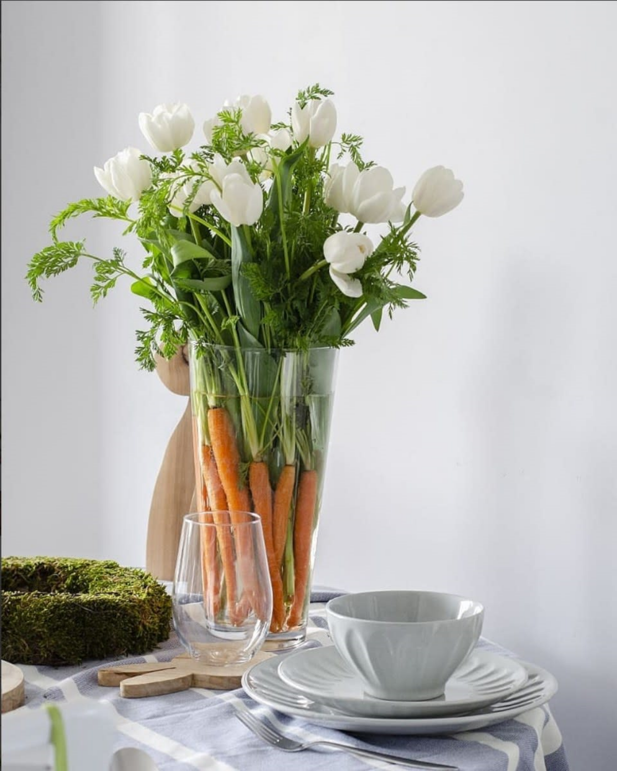 How to Decorate a Table with Tulips