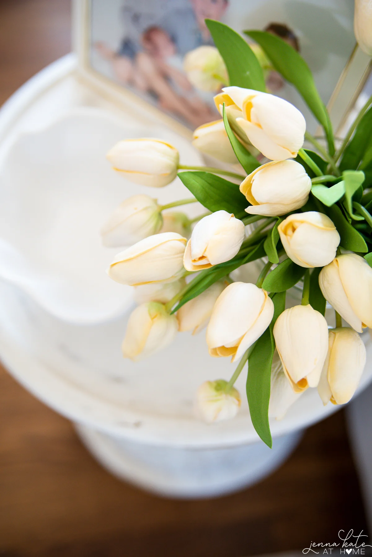 wie den tisch mit tulpen dekorieren