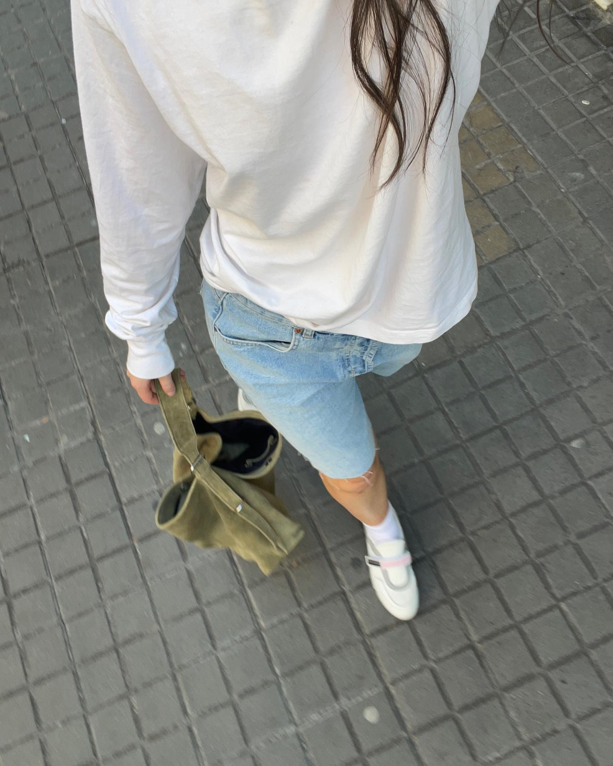 blaue jorts, weißes sweatshirt und grüne tasche für damen outfit