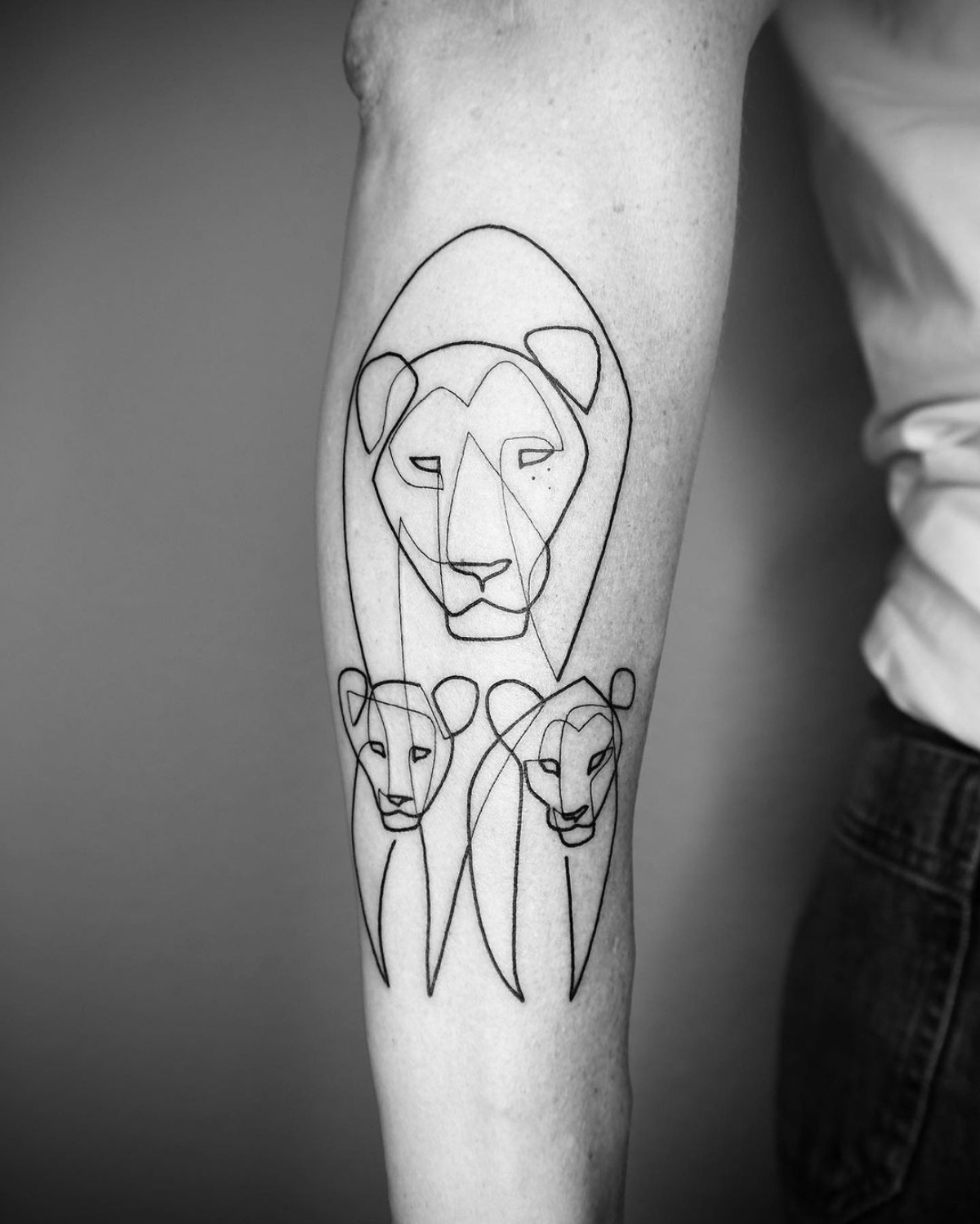 one line tattoo mit drei löwen