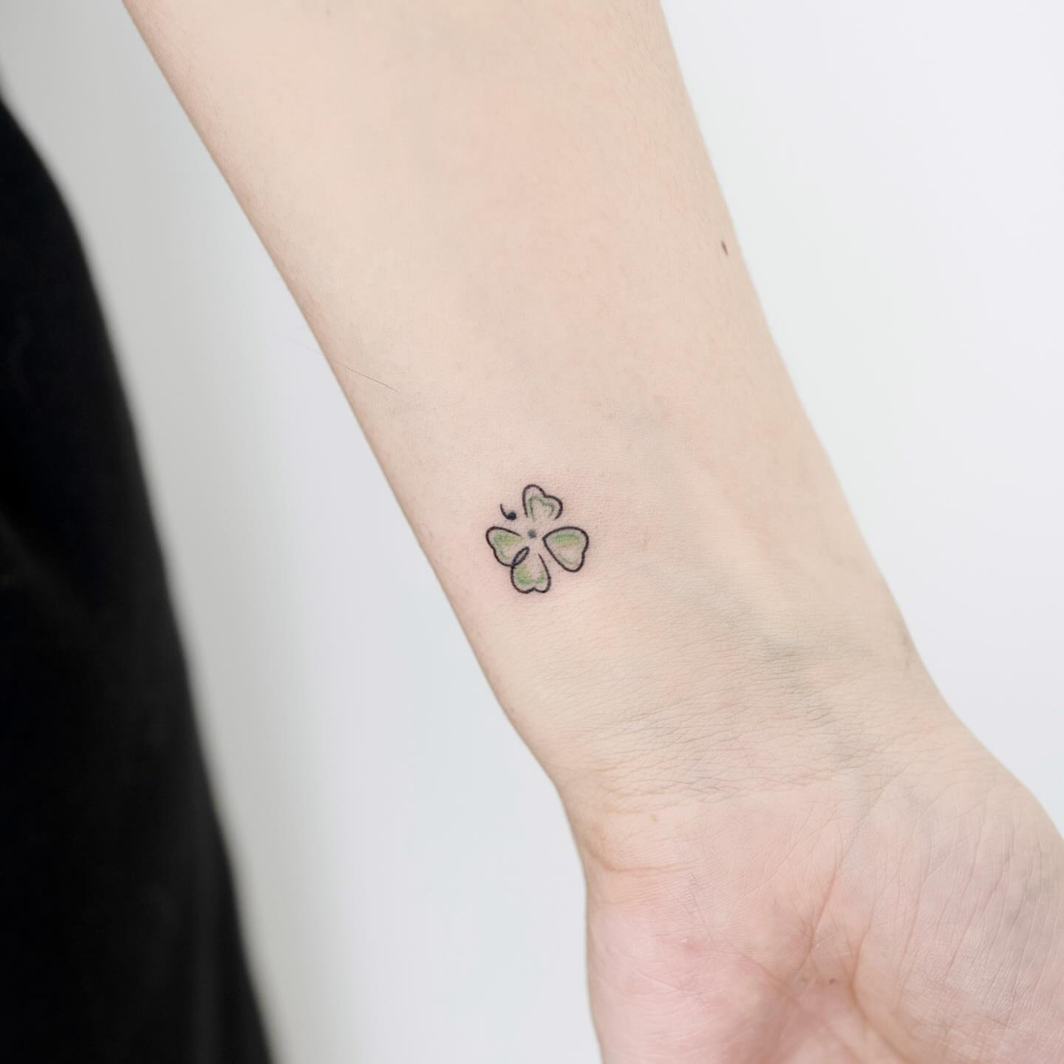 semikolon tattoo mit kleeblatt