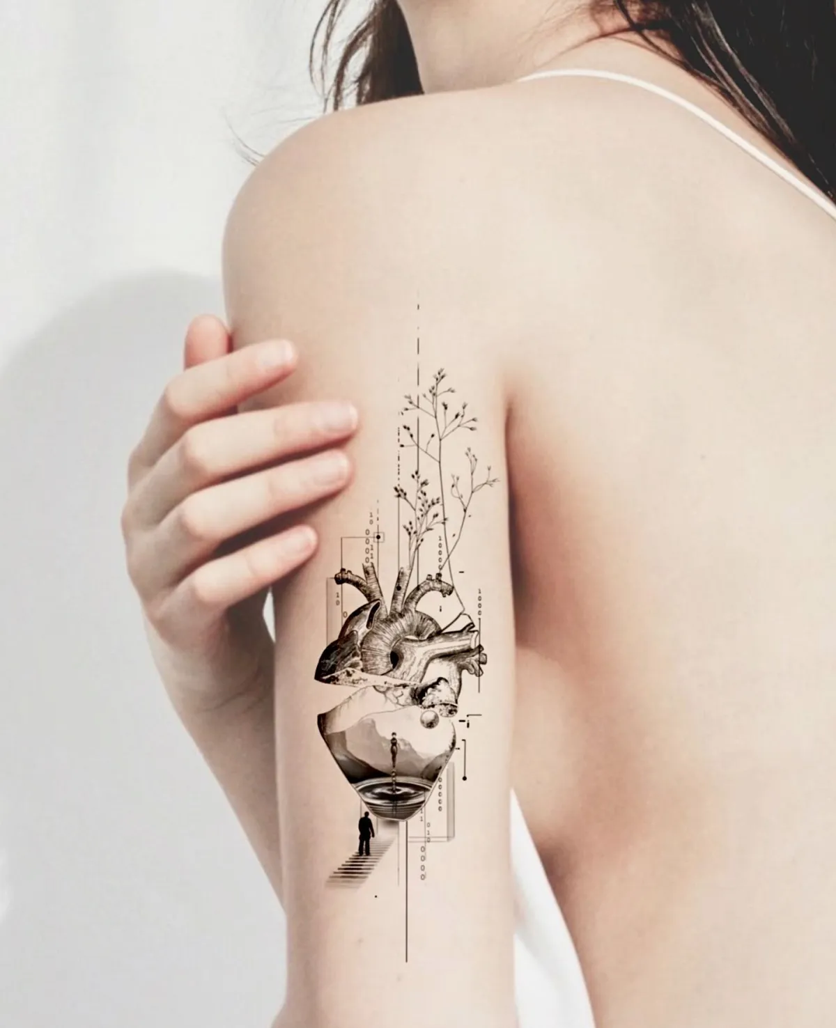 anatomisches herz tattoo am schulter oberarm tätowierung