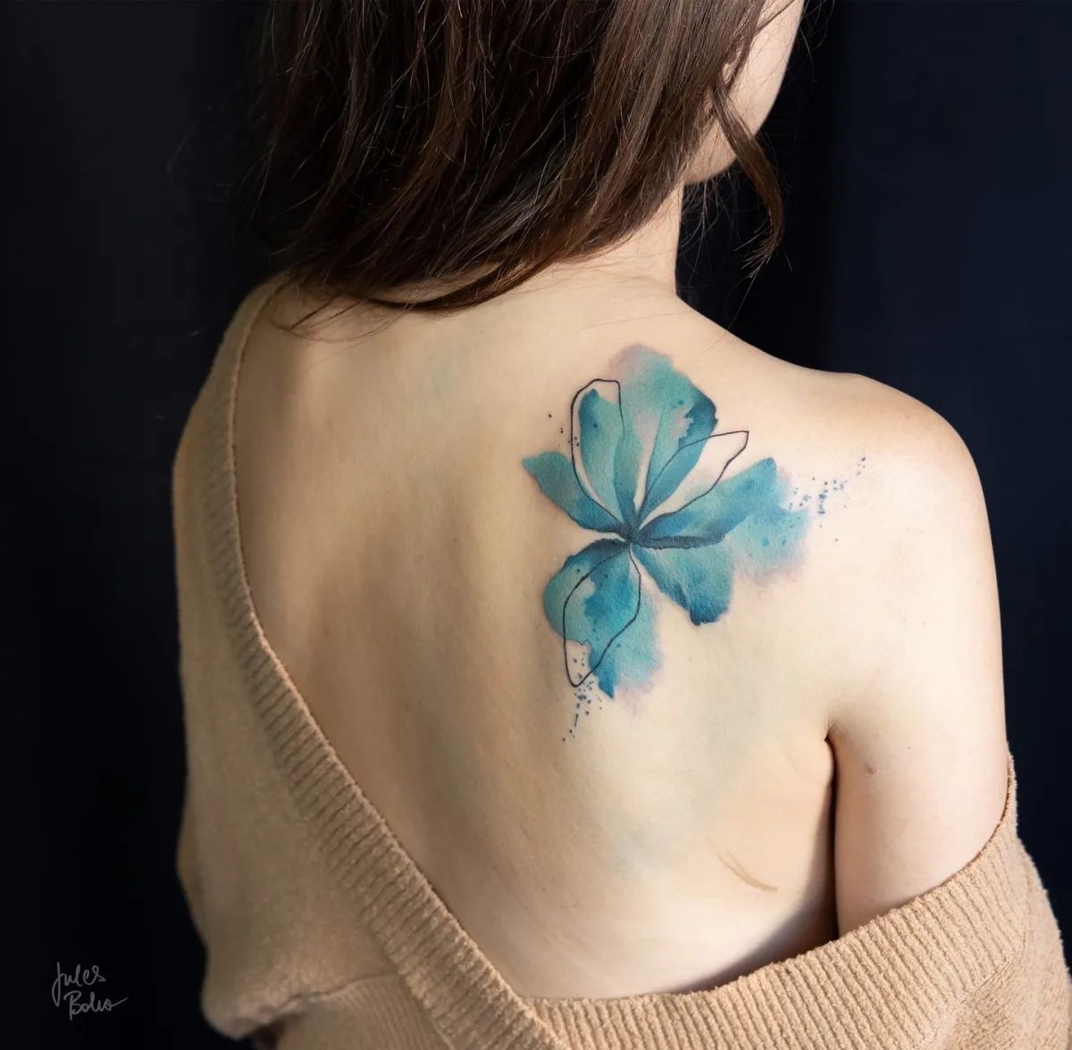 aquarell tattoo am rücken große blaue blume