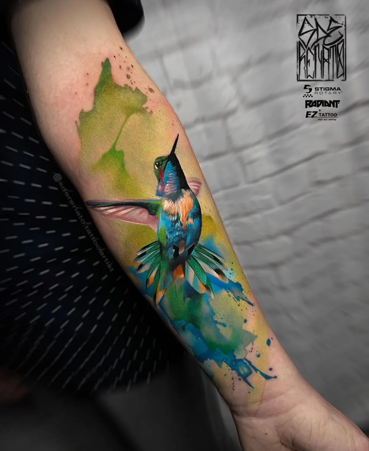 aquarell tattoo am unterarm kolibri blau und grün farbnuancen