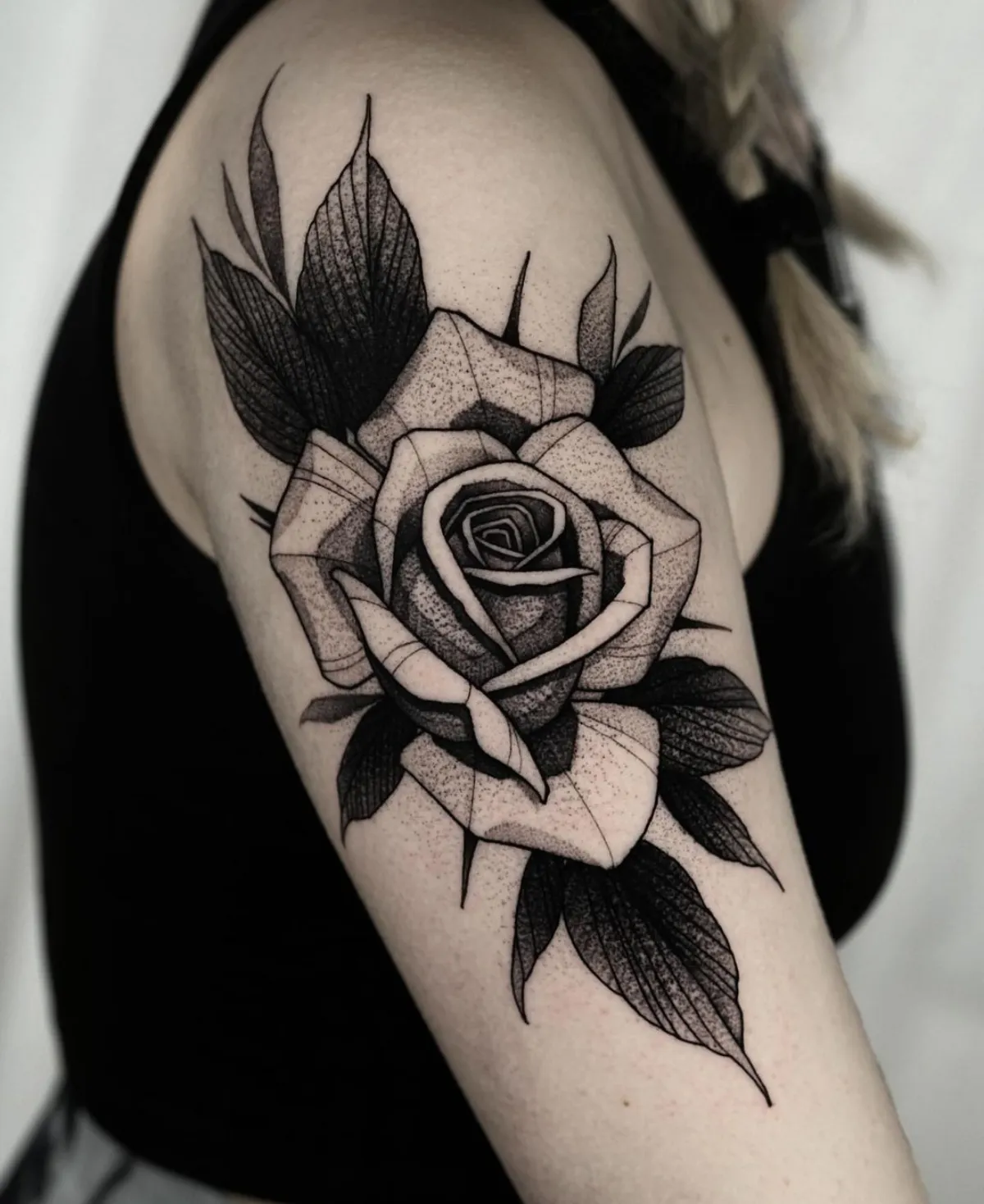 blackwork tattoo am schulter massive rose