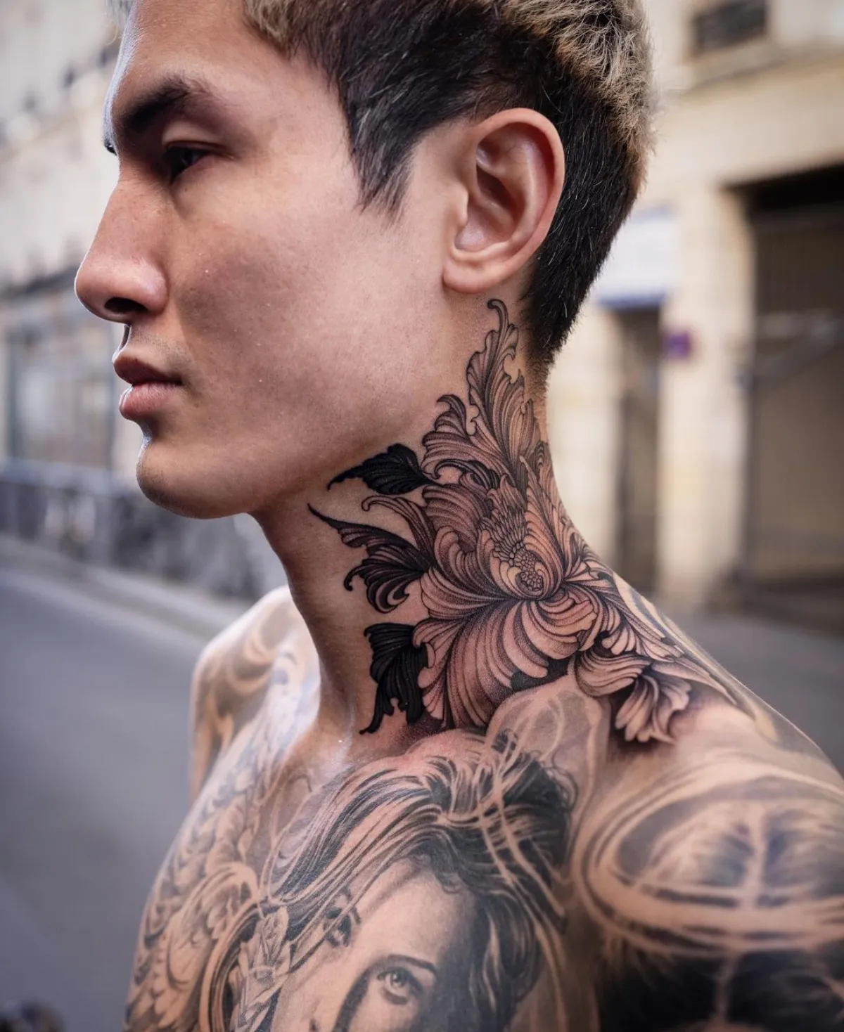 blumen tattoo am nacken frauengesicht an brust