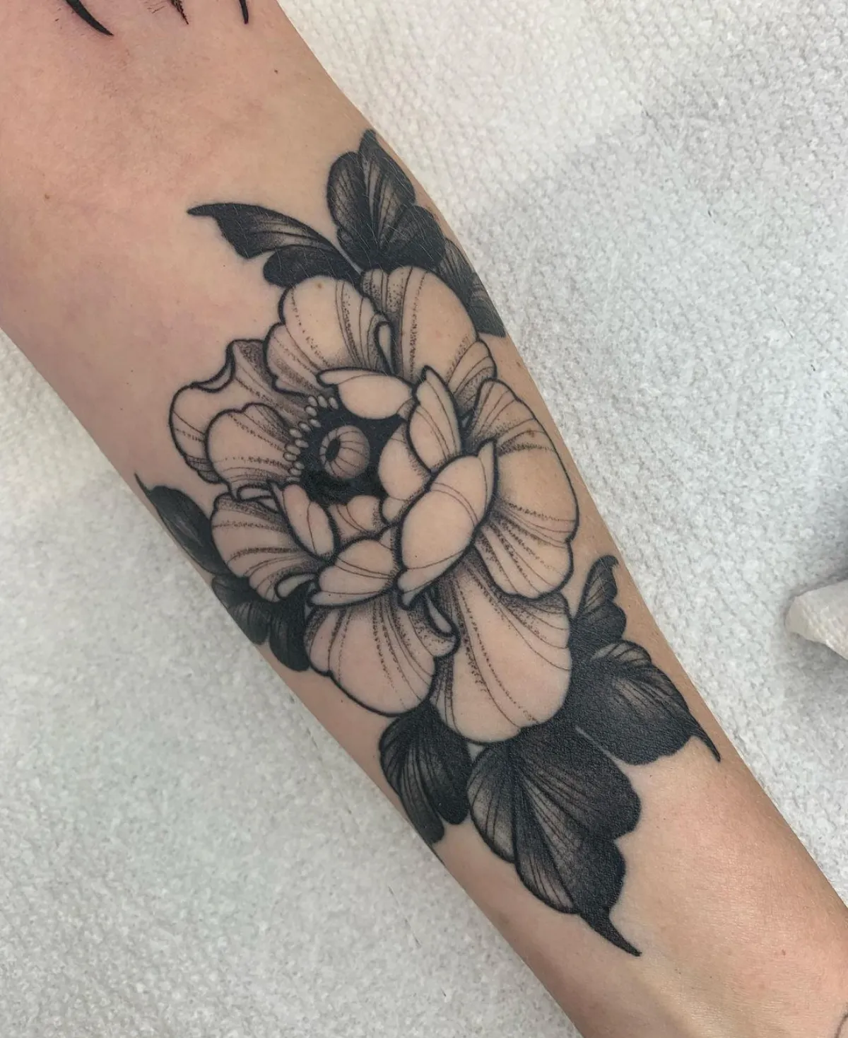 blumen tattoo motiv große rose am unterarm