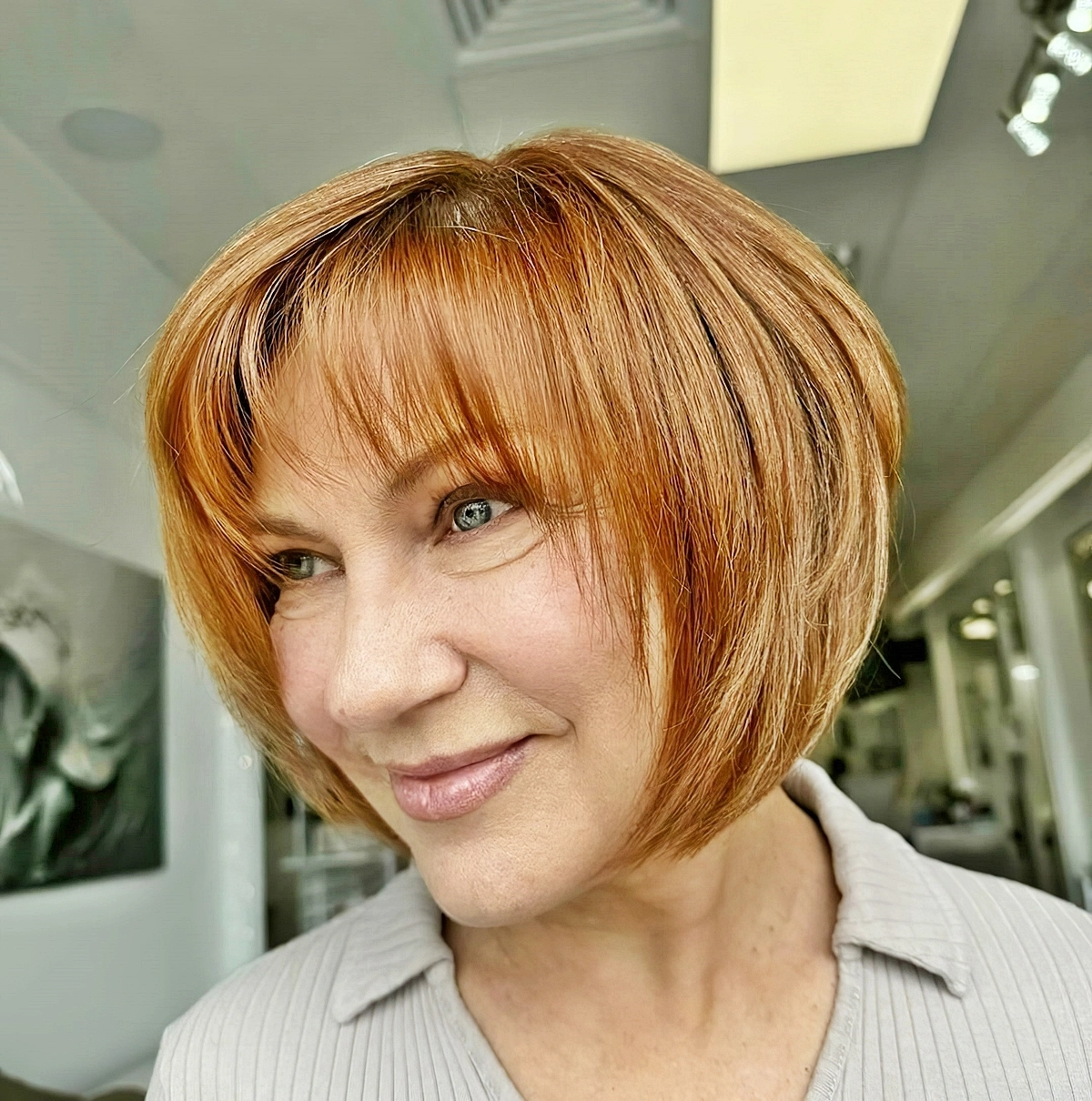 bob frisuren gestuft ab 60 kupferfarbenes kurzes haar mit wispy bangs verjungend marinashairstudio