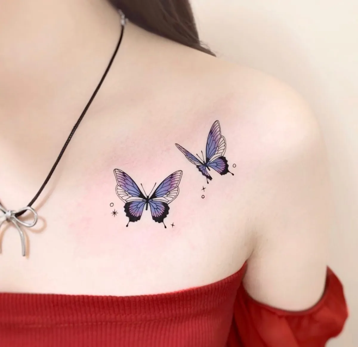 brust tattoo zwei blaue schmetterlinge fliegend