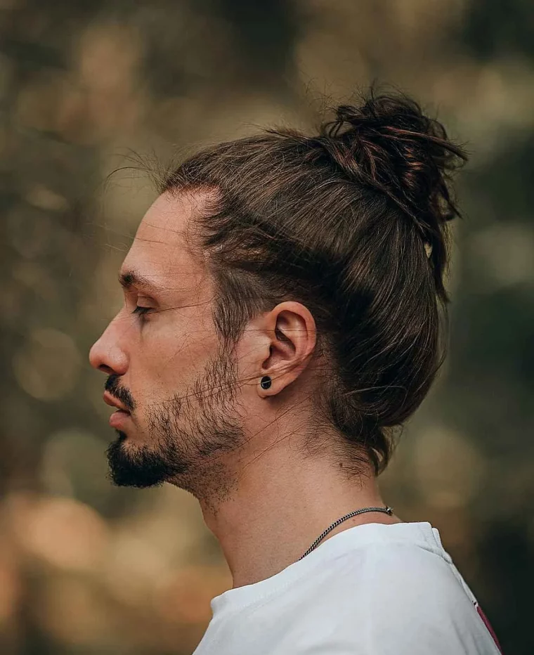 bun hairstyle für männer mit langen haaren