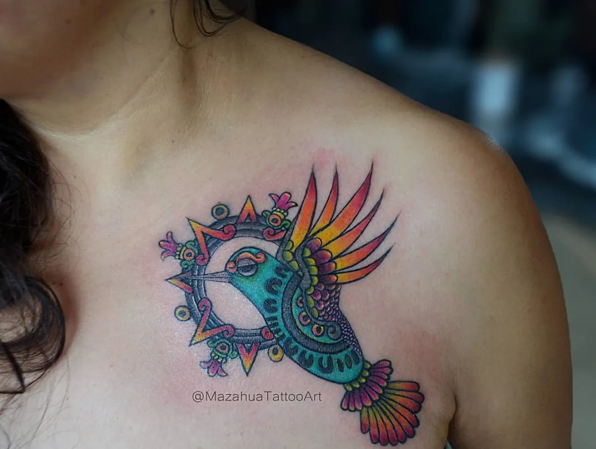 ethnisches tattoo motiv am schulter farbiger kolibri