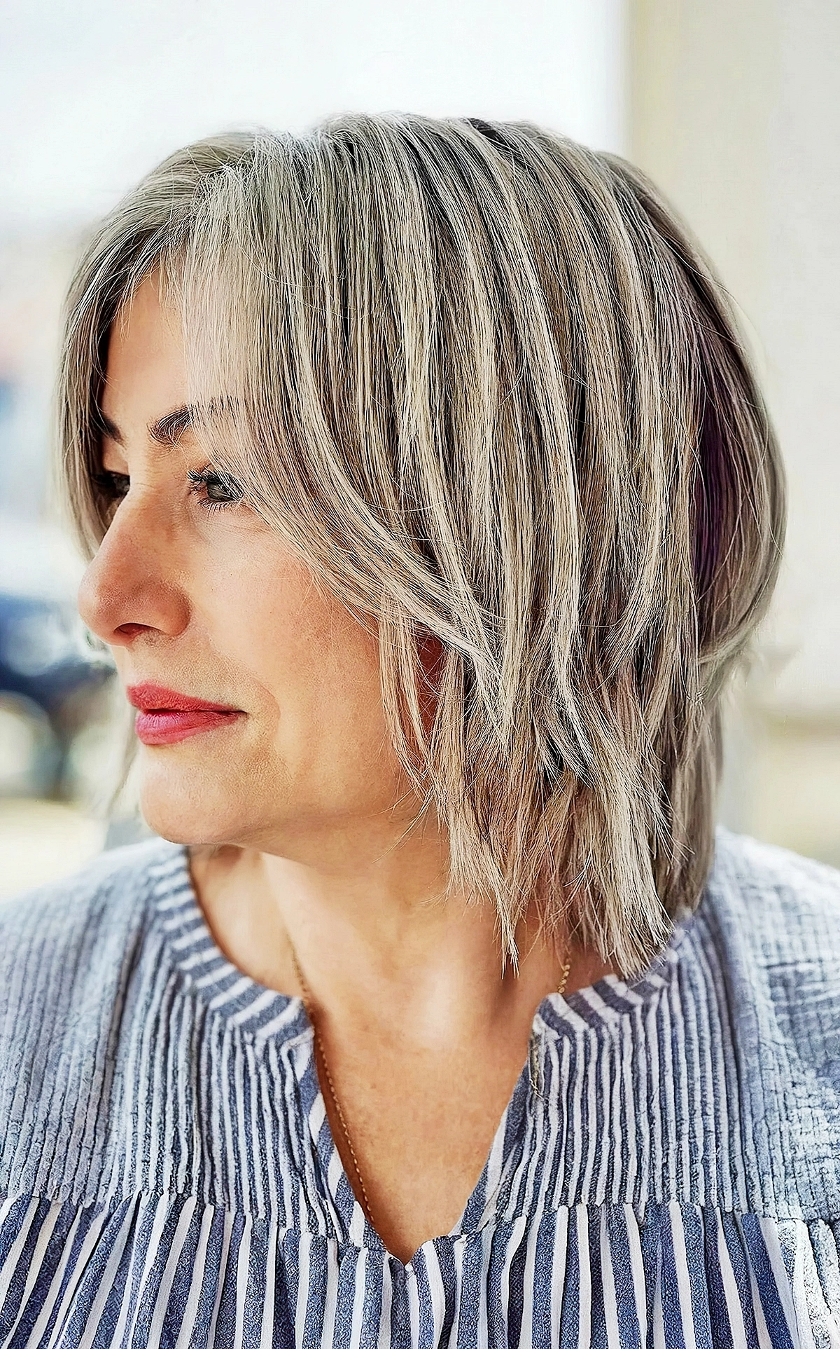 fransig pflegeleicht kurzhaarfrisuren frauen frech graue strahnen braune haare