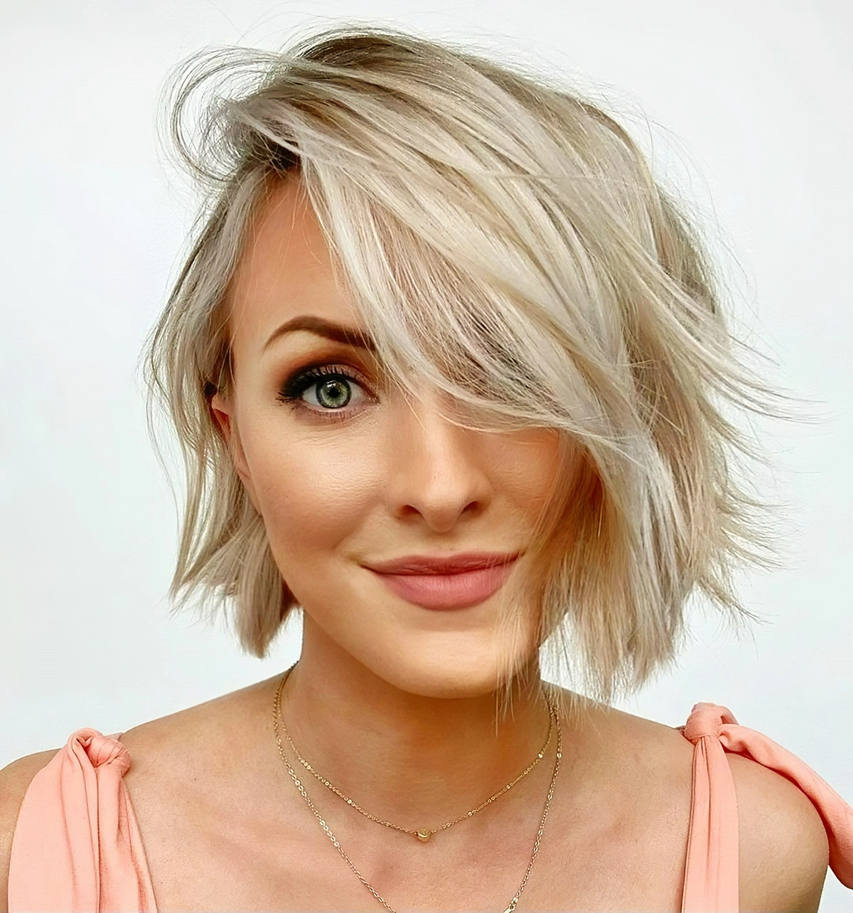 freche frisuren ab 50 blonder bob mit seitenscheitel platinblonde strahnen 