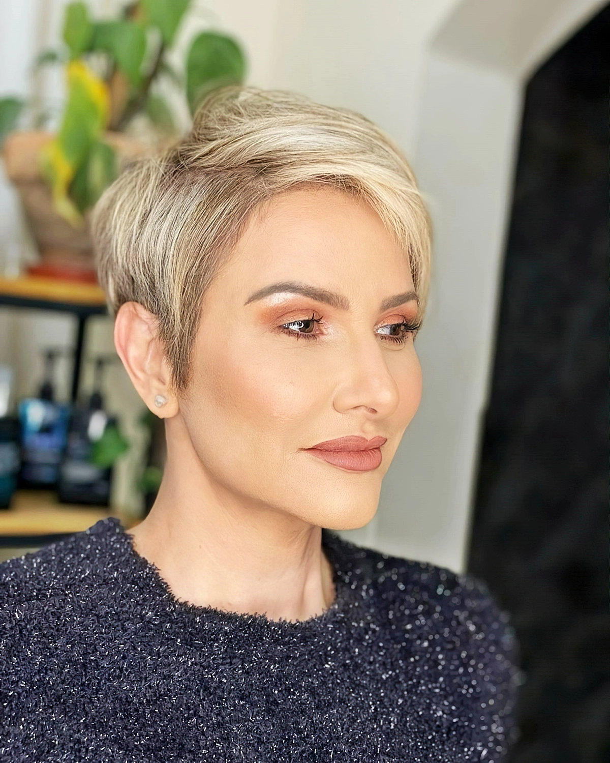 frisuren frauen ab 50 verjungender schnitt kurze haare bloner pixie cut nicolasbeautystudio