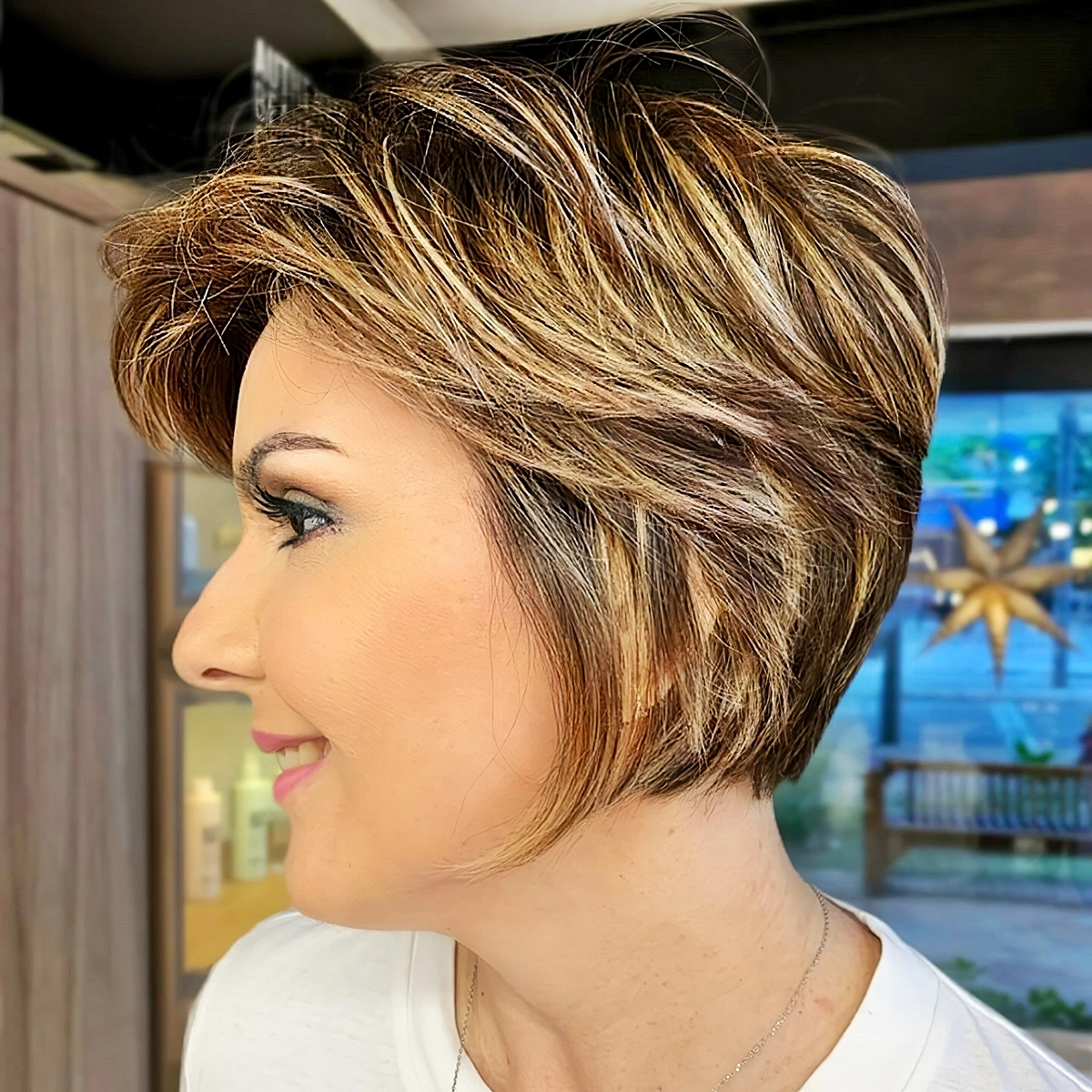 frisuren kurz damen ab 50 langer pixie cut braune haare mit strahnen idaaxenstedthairdesign