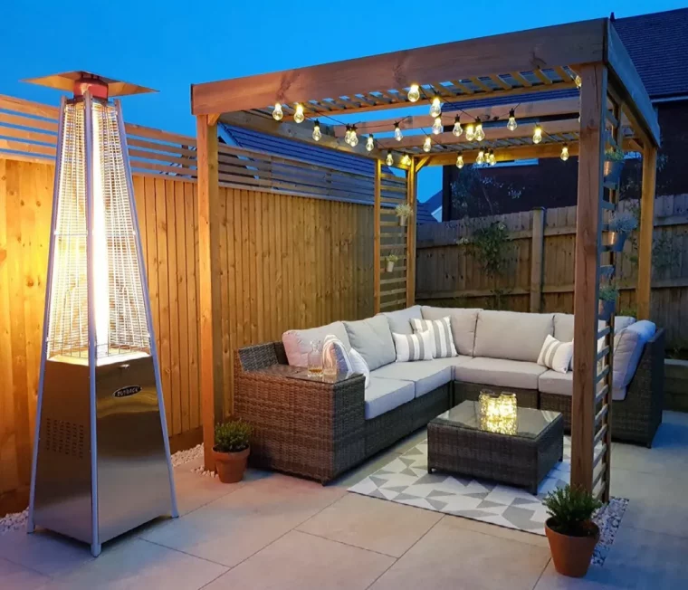 gemütliche sitzecke im garten rattanmöbel gasbetriebene terrassenheizung