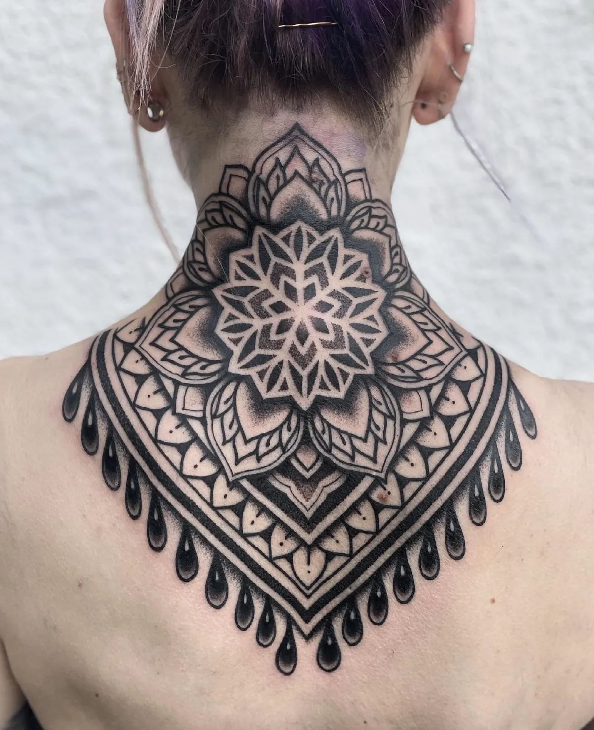 geometrisches tattoo am nacken mandala blume