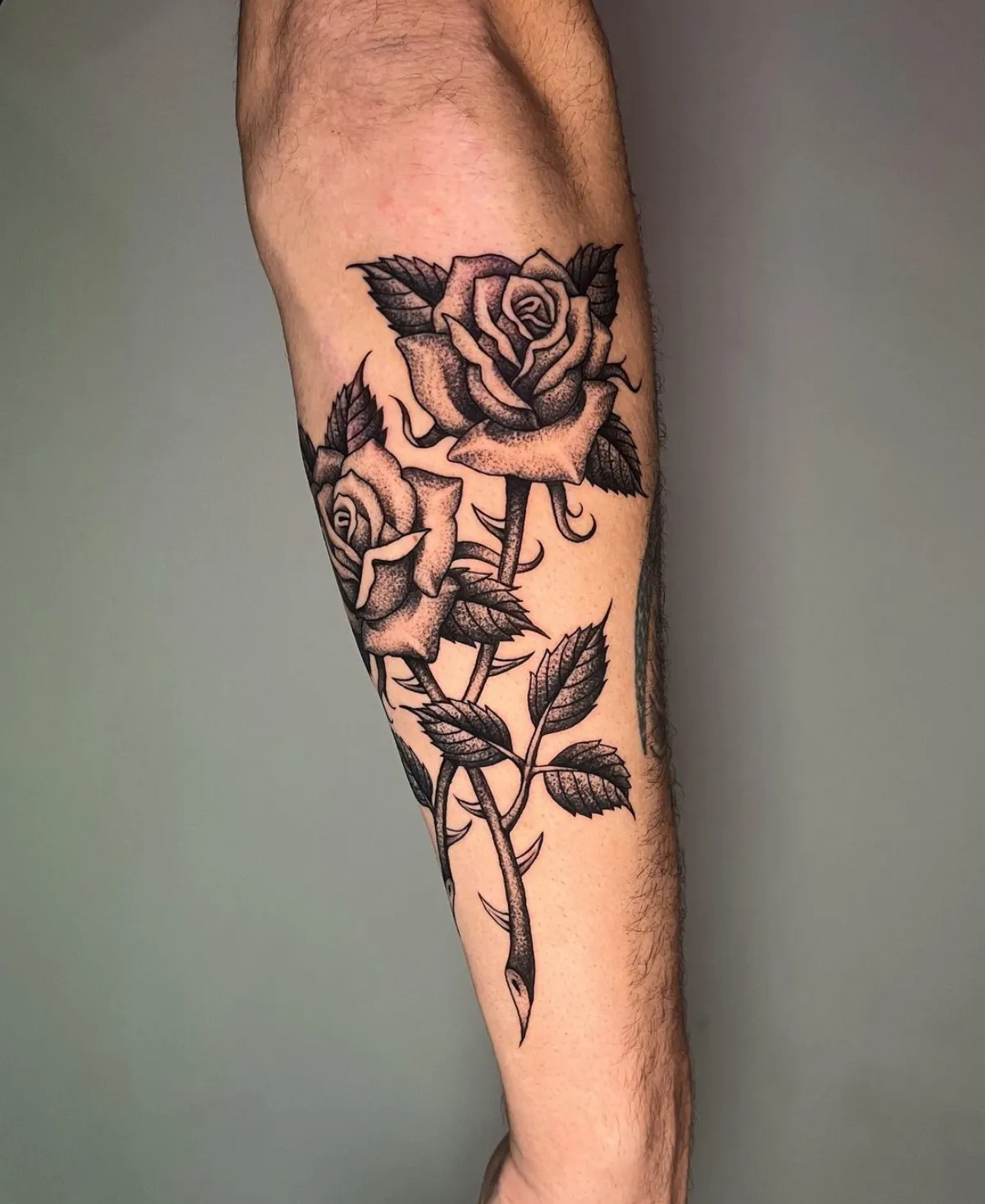 großes unterarm tattoo zwei rosen realistisch