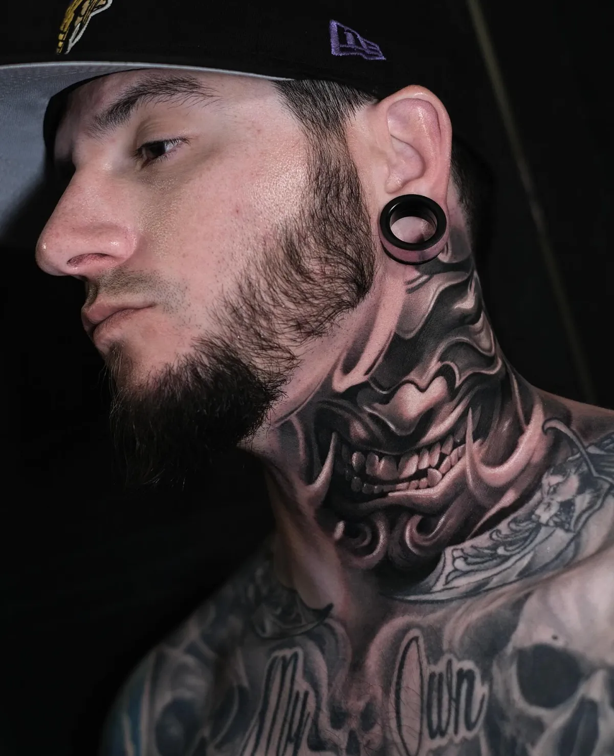 hals tattoo gesicht zähne brust tätowierung