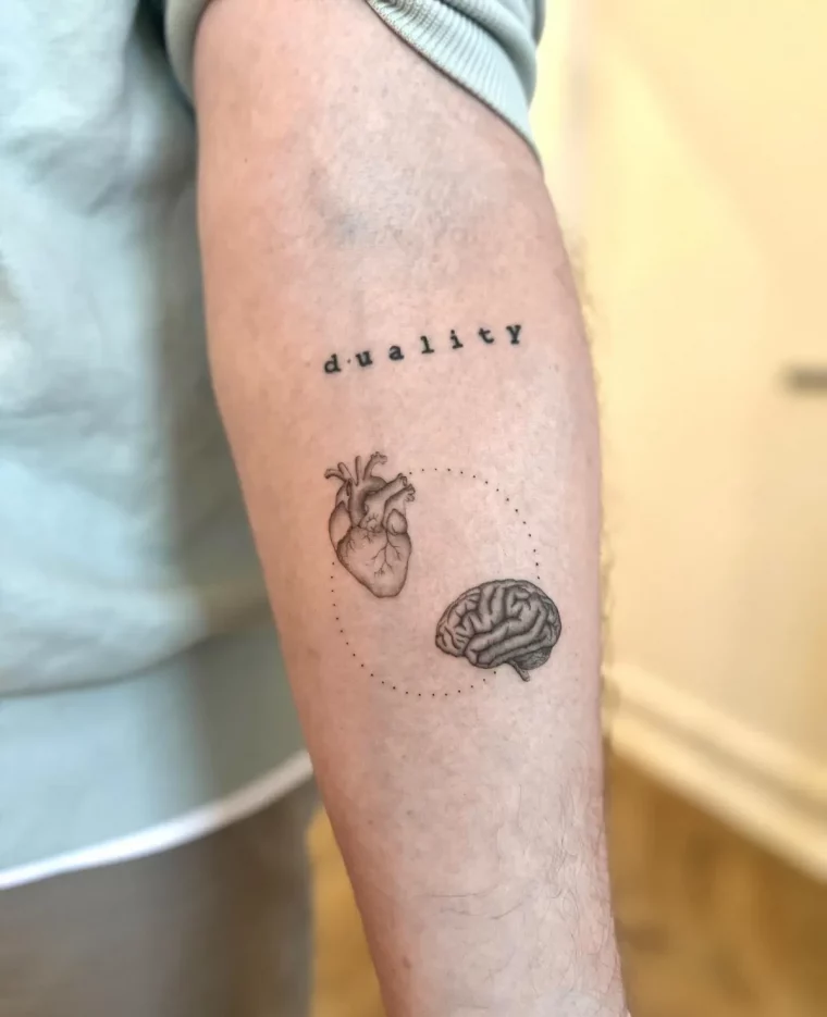 herz und gehirn tattoos am unterarm duality