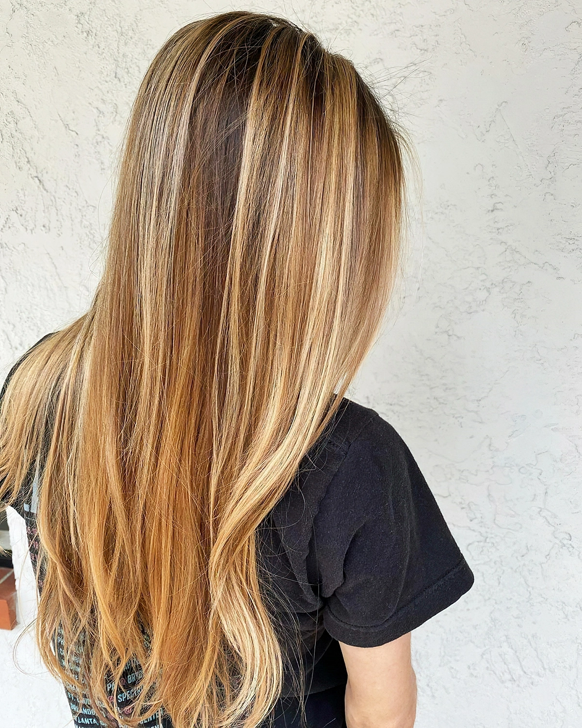 karamellfarbene lange haare mit goldblonden strahnen