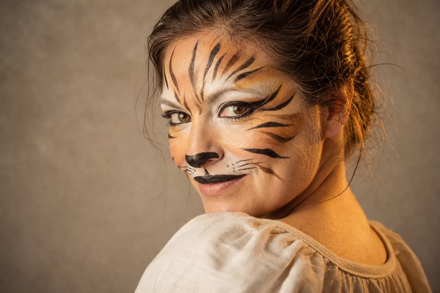 Getigerter Katzen-Look beim Katze schminken, braune und schwarze Streifen