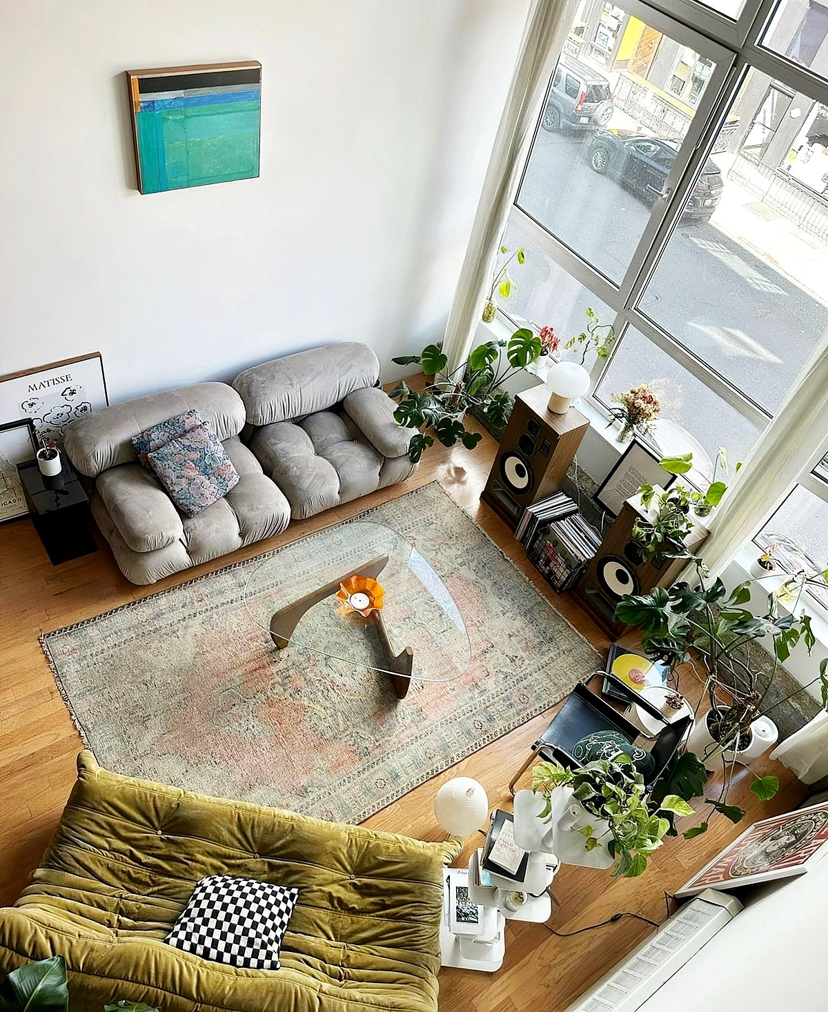 kleiner raum mit grossen fenstern wohnzimmergestaltung sofa myinterior