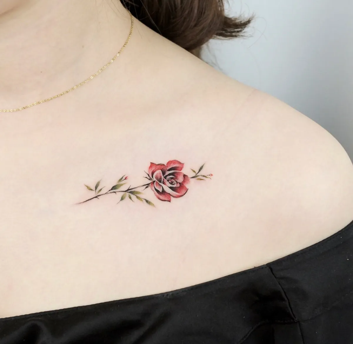 kleines tattoo am schulter rote rose blumentattoo