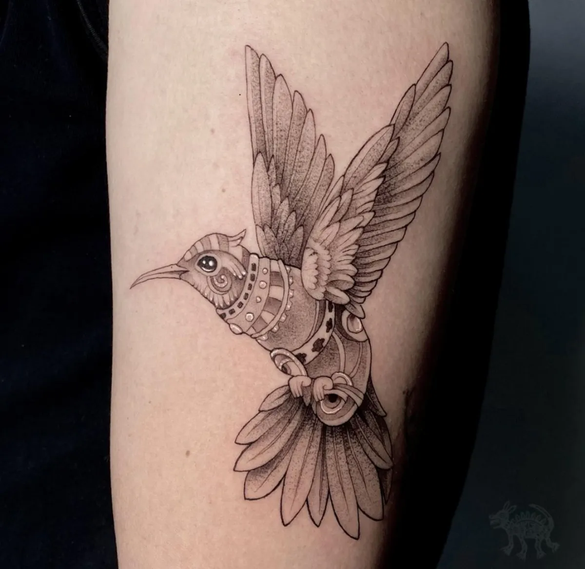 kolibri detailliertes tattoo am oberarm