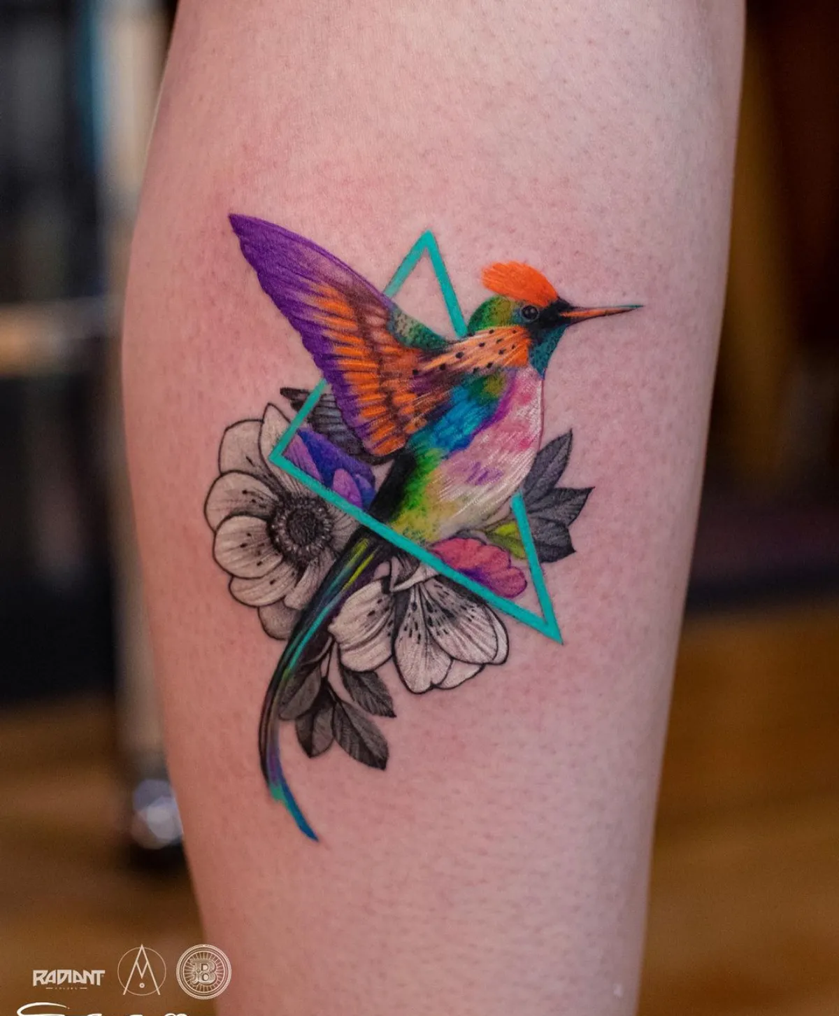 kolibri in regenbogenfarben bein tattoo für frauen