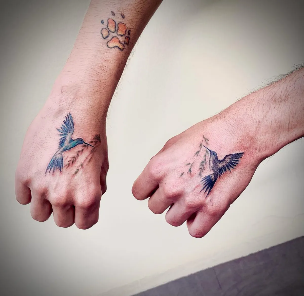 kolibri tattoos an beiden händen farbig detailliert