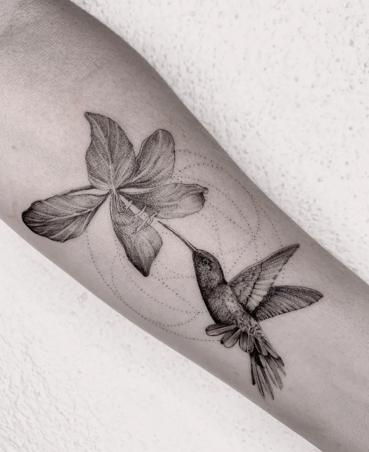 kolirbri und große blüte tattoo am unterarm