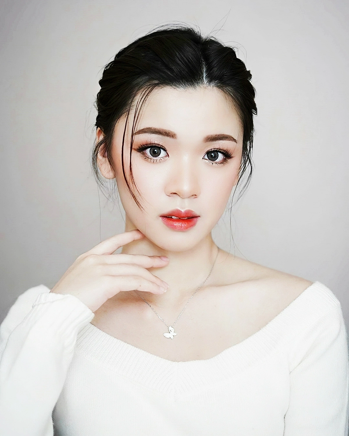 koreanische frau mit schoenem natuerlichem make up und heller haut 
