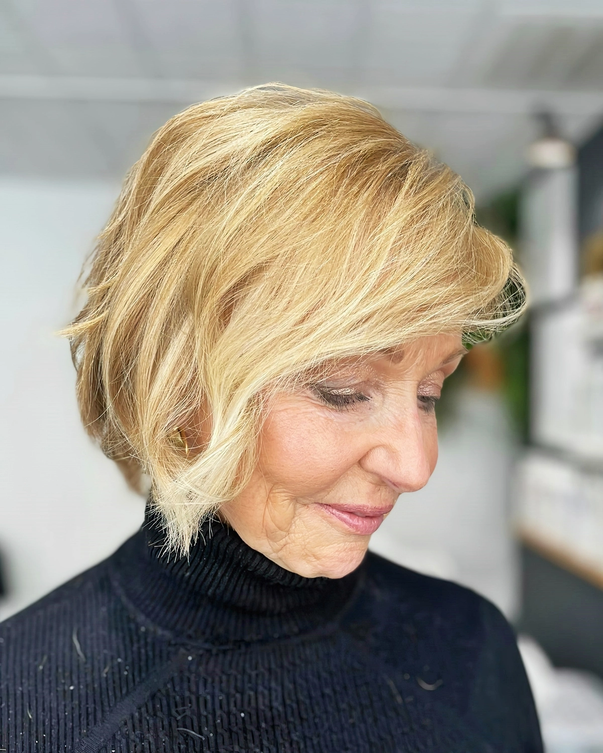 kurzhaarfrisuren ab 60 die juenger machen blonder welliger bob mit seitenscheitel und pony strandappeal